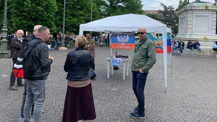 A Verona guidata dalla destra, Gazebo filo-russi in piazza Bra: la protesta di più Europa