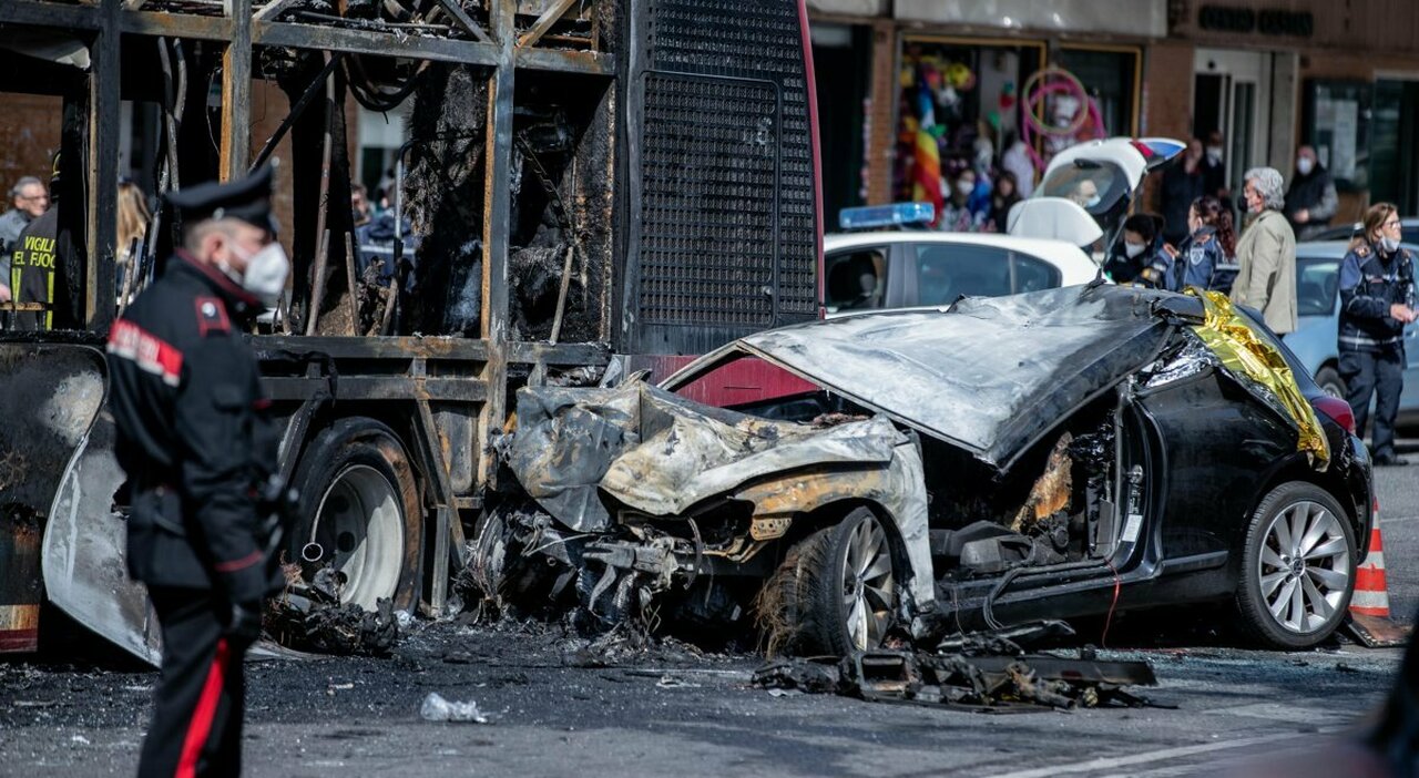 Tragico incidente a Roma: Alessandro Femia, 25 anni, morto carbonizzato dopo lo scontro in auto con un bus dell'Atac