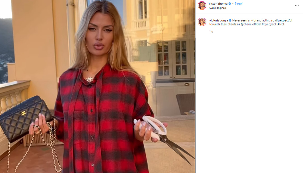 Fanno a pezzi una borsa di Chanel per protesta contro le sanzioni: virale un video delle influencer russe