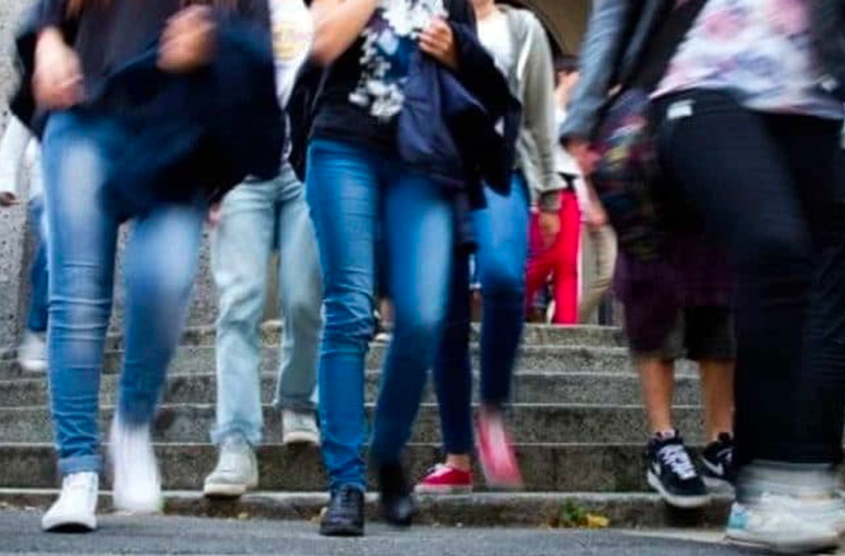 Studentessa molestata, la denuncia in un liceo romano: interviene la polizia, picchetto di solidarietà degli studenti