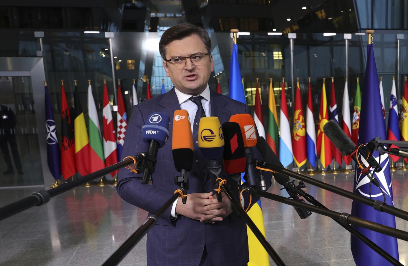 Ucraina, Kuleba alla Nato: "Il Donbass vi ricorderà la Seconda Guerra Mondiale"