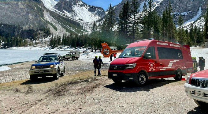 Bolzano, sul lago di Braies cede il ghiaccio: 8 persone in ospedale, grave un bambino di 4 mesi
