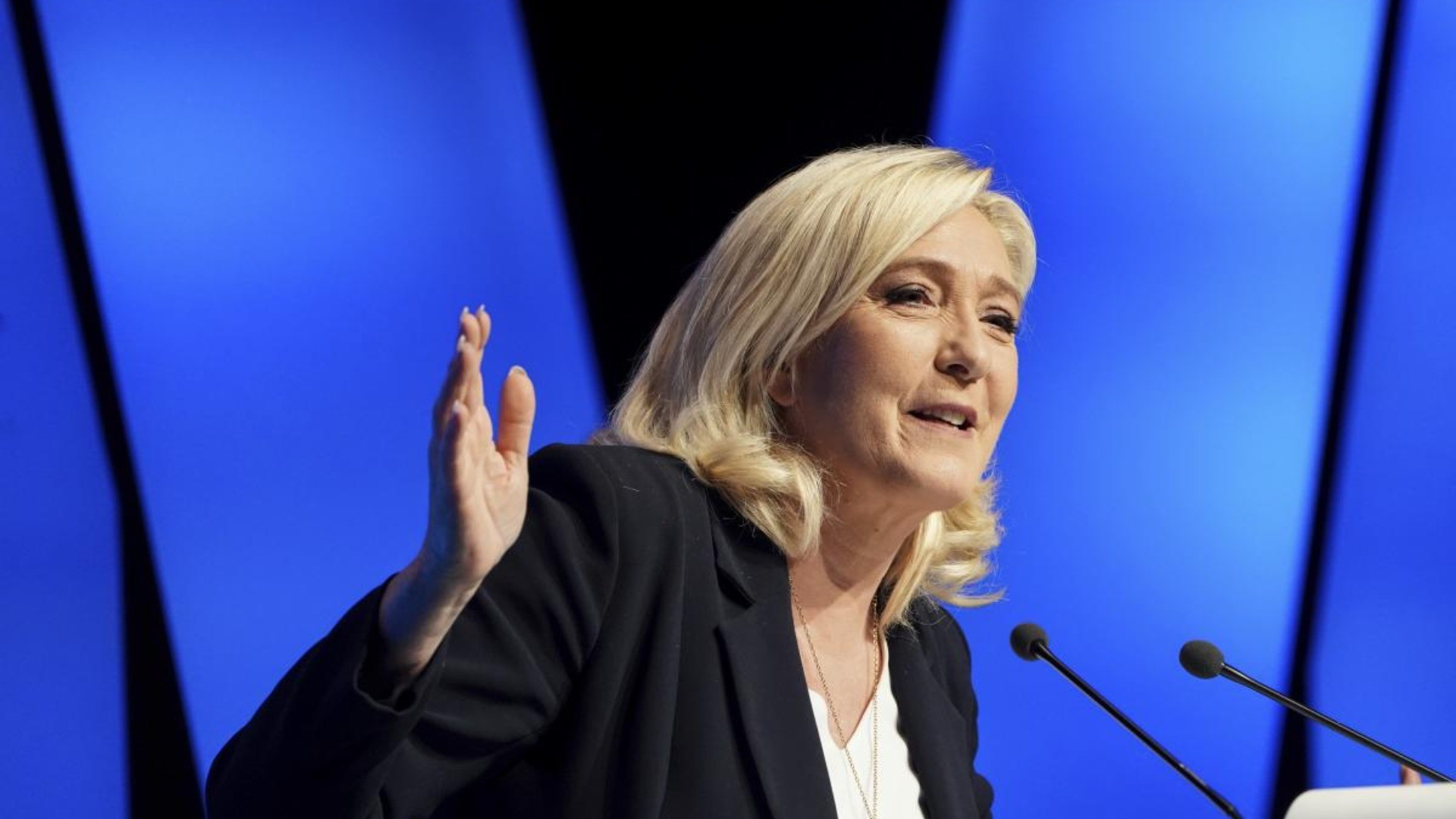 Francia, Marine Le Pen si scaglia contro le donne con il velo: "Chi lo indosserà prenderà una multa"