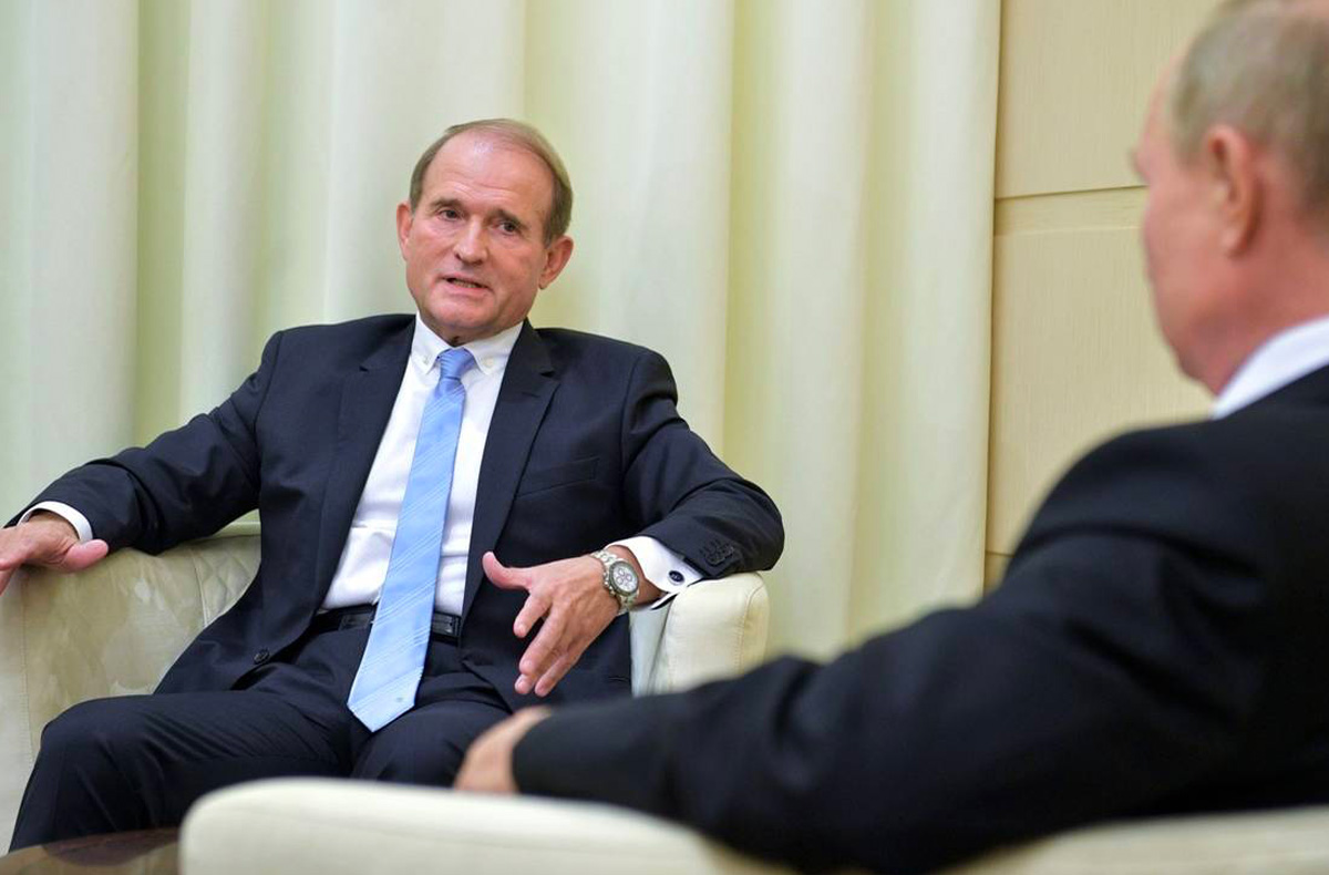 medvedchuk-putin Il Cremlino: "Medvedchuk non lavorava per la Russia, l'arresto dimostra cosa sia il regime di Kiev"