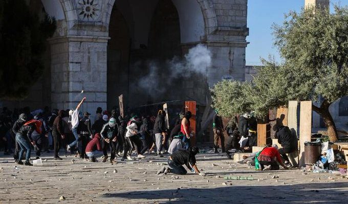 Gerusalemme, scontri tra manifestanti palestinesi e polizia israeliana: almeno 90 i feriti