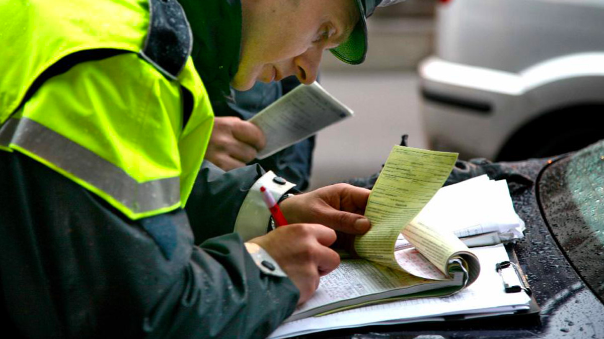 Autista prende una multa e bestemmia davanti al vigile: seconda sanzione e 300 euro in totale