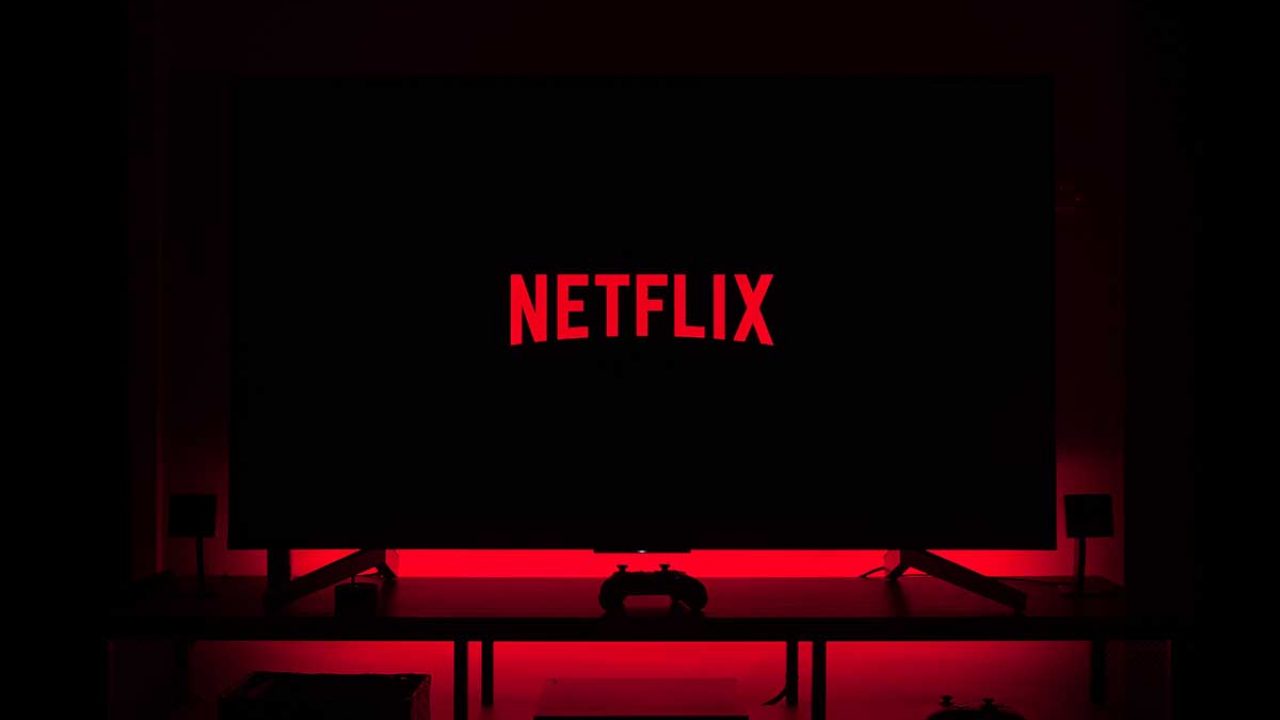 Netflix in crisi, perde 200mila abbonati e crolla in borsa: pronto un abbonamento più economico