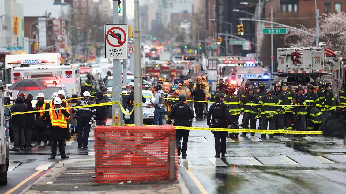 New York, sparatoria nella metropolitana: 16 feriti. È caccia all'uomo