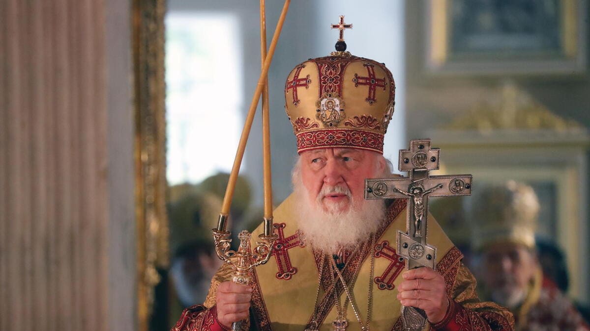 Russia, il patriarca Kirill scivola sull'acqua santa durante il canto "Signore, abbi pietà"