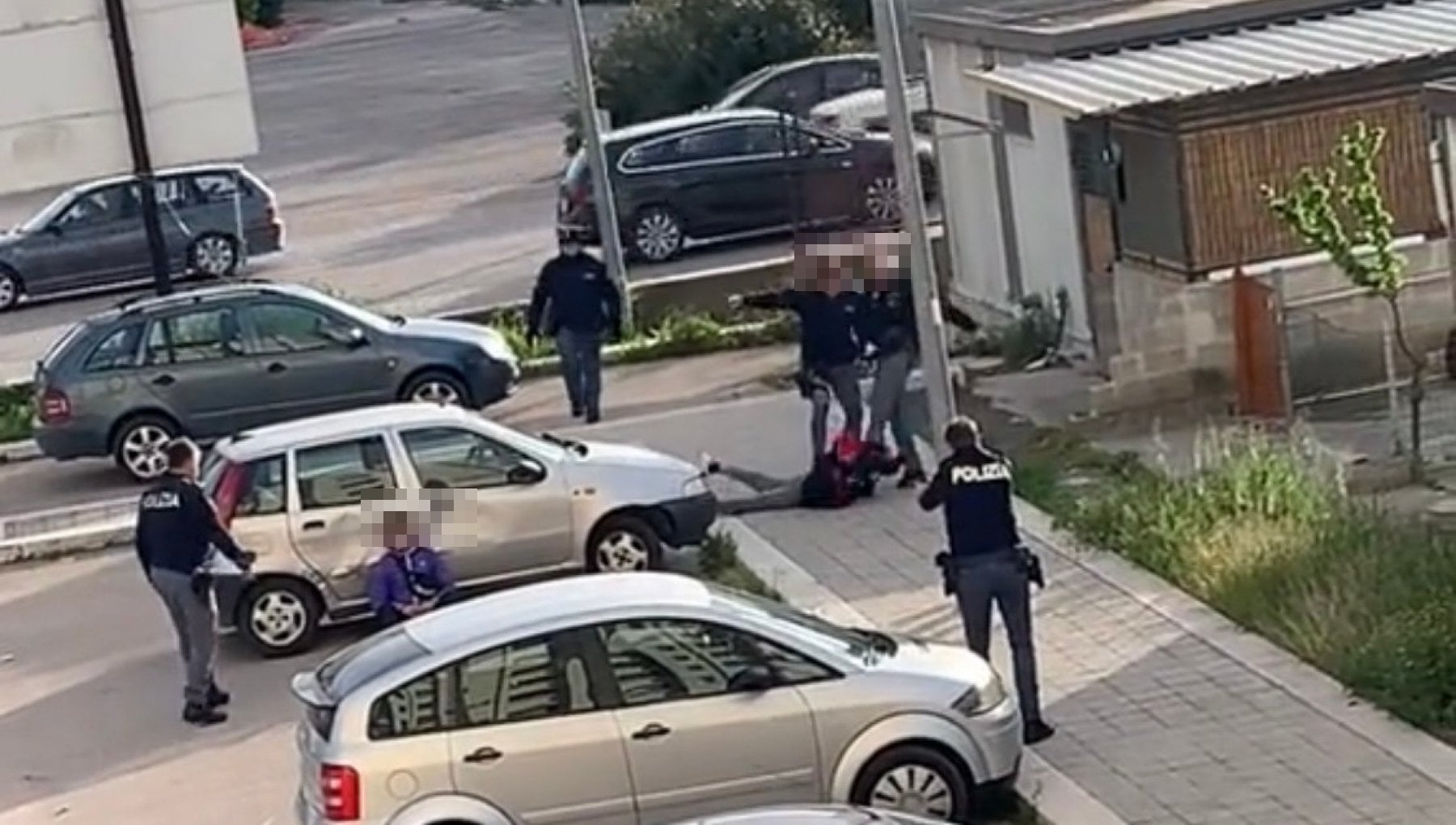 Foggia, un poliziotto prende a calci in faccia un giovane immobilizzato a terra: il video virale su Tik Tok