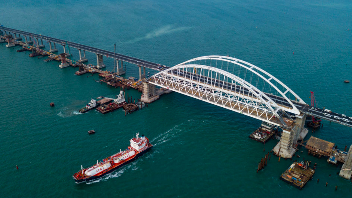 Ucraina, la promessa di Kiev: "Distruggeremo il ponte che collega la Crimea alla Russia"
