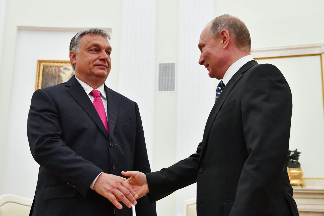 L'Ucraina contro Orban, il filo-Putin: "Le sanzioni non uccidono economia, la guerra ibrida sì"