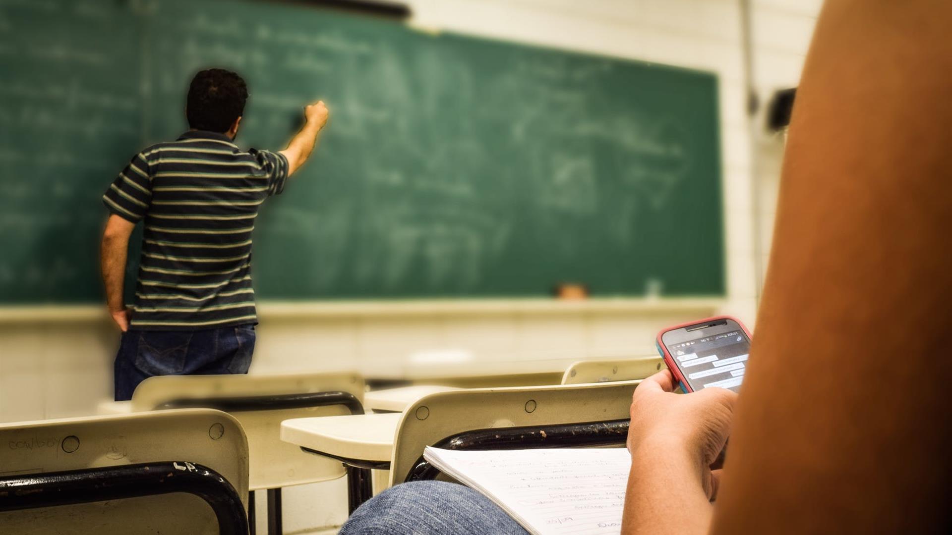 Scuola, i presidi vietano le chat tra professori e studenti: "Solo per questioni urgenti". Ma scoppia la polemica