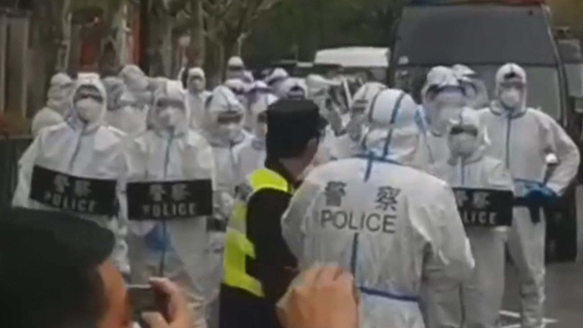 Shangai, scontri tra cittadini e polizia per il lockdown infinito