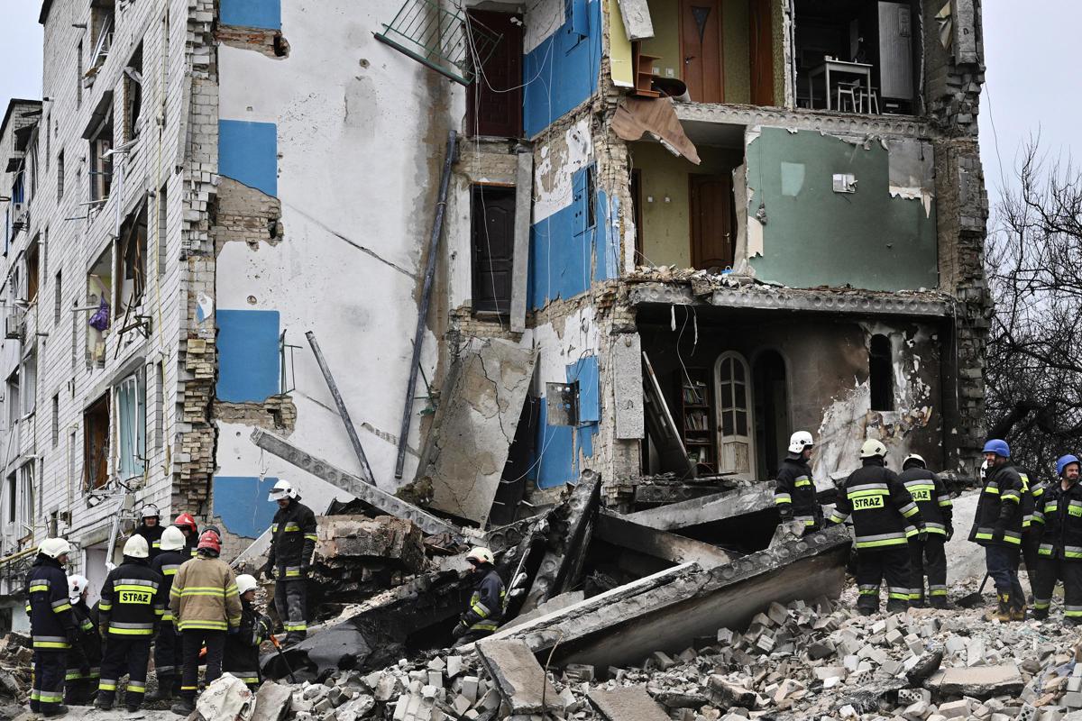 Ucraina, ritrovati 11 cadaveri in un garage a Gostomel. Scatta il coprifuoco per sminare