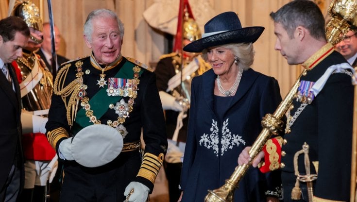 Per la prima volta il principe Carlo in Parlamento per il Queen's Speech: Elisabetta non sta bene