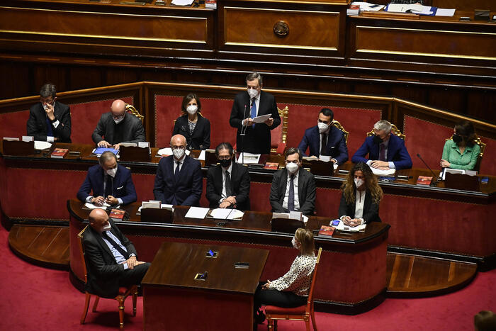 Italian PM Draghi reports on Ukraine war at the Senate Ucraina, Draghi in Parlamento: "L'Italia è per i negoziati ma sarà Kiev a scegliere quale pace"