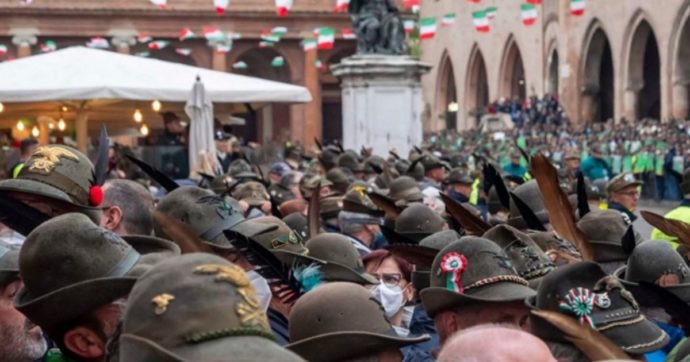 La Lega difende gli alpini nonostante i video sulle molestie: "Nessuna denuncia, è frutto della sub-cultura di sinistra"