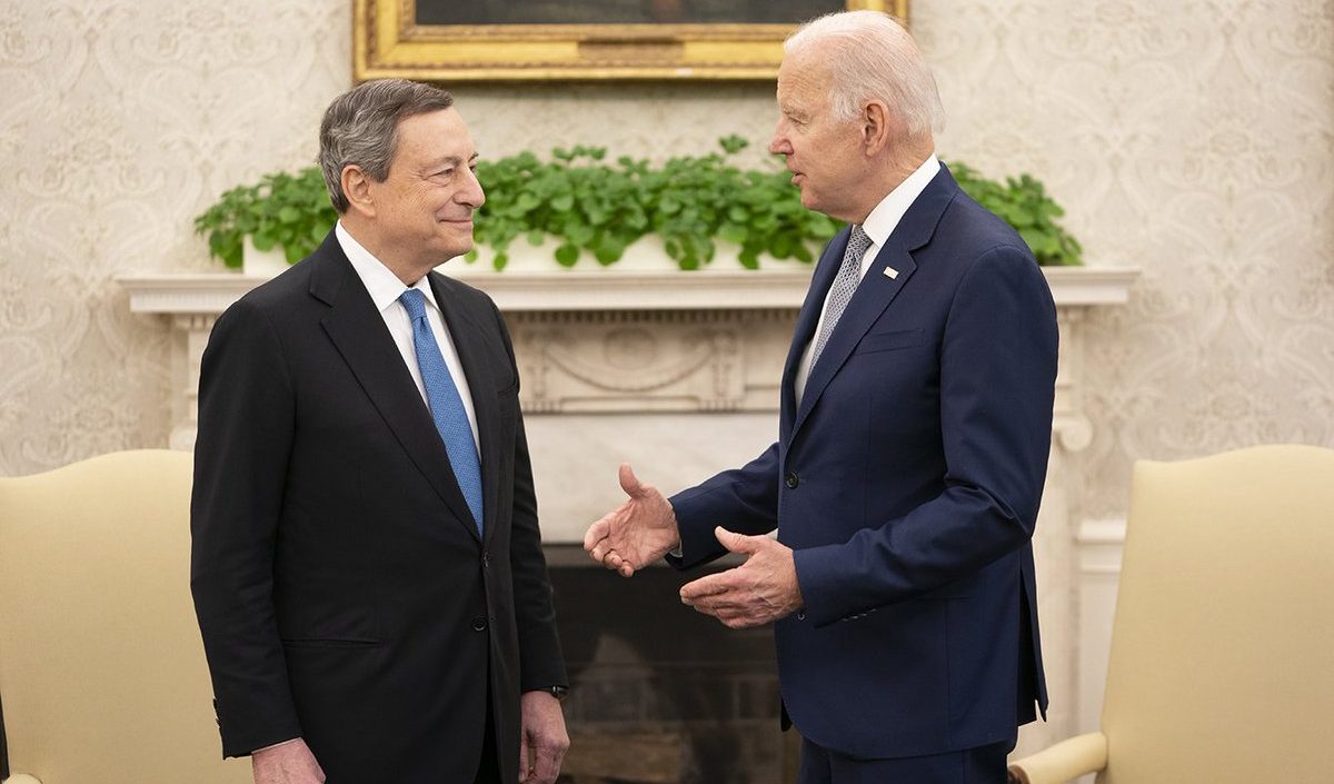 Ucraina, Draghi spinge Biden a parlare di pace: "Come possiamo arrivare al cessate il fuoco?"