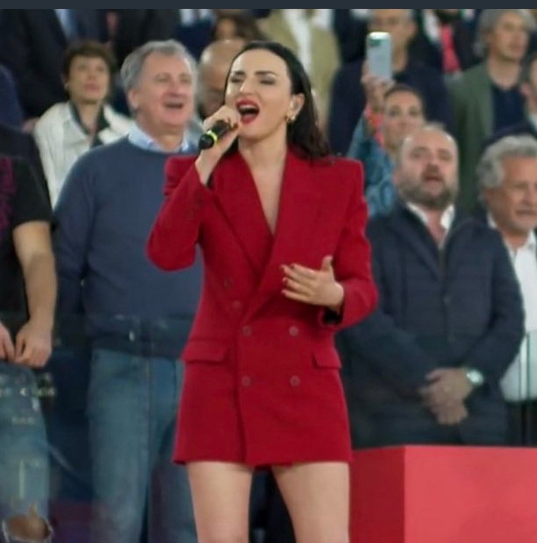 Arisa canta l'inno di Mameli alla finale di Coppa Italia e la rete si divide