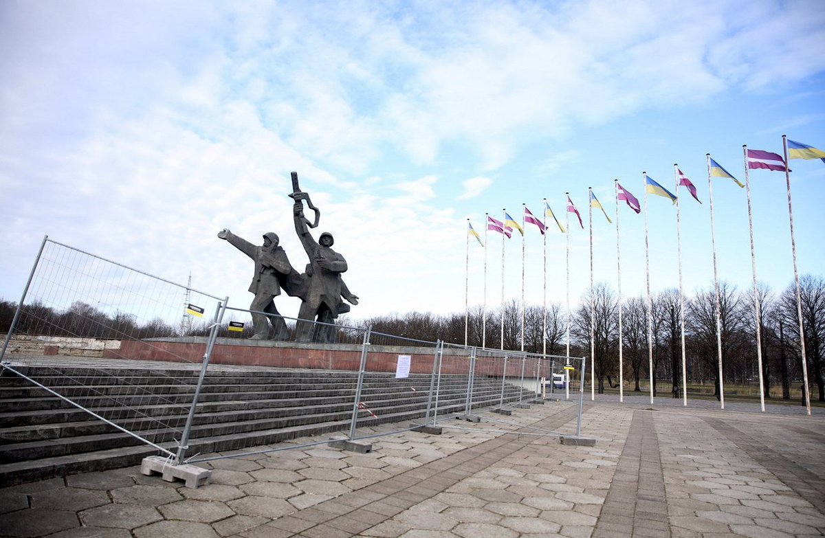 Il Parlamento della Lettonia vota una legge per abbattere il monumento ai soldati sovietici di Riga