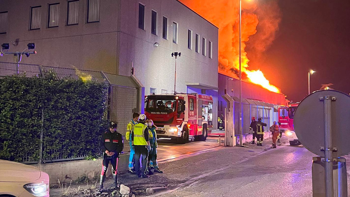 Incendio a Signa, distrutta un'azienda chimica: al momento non ci sono feriti