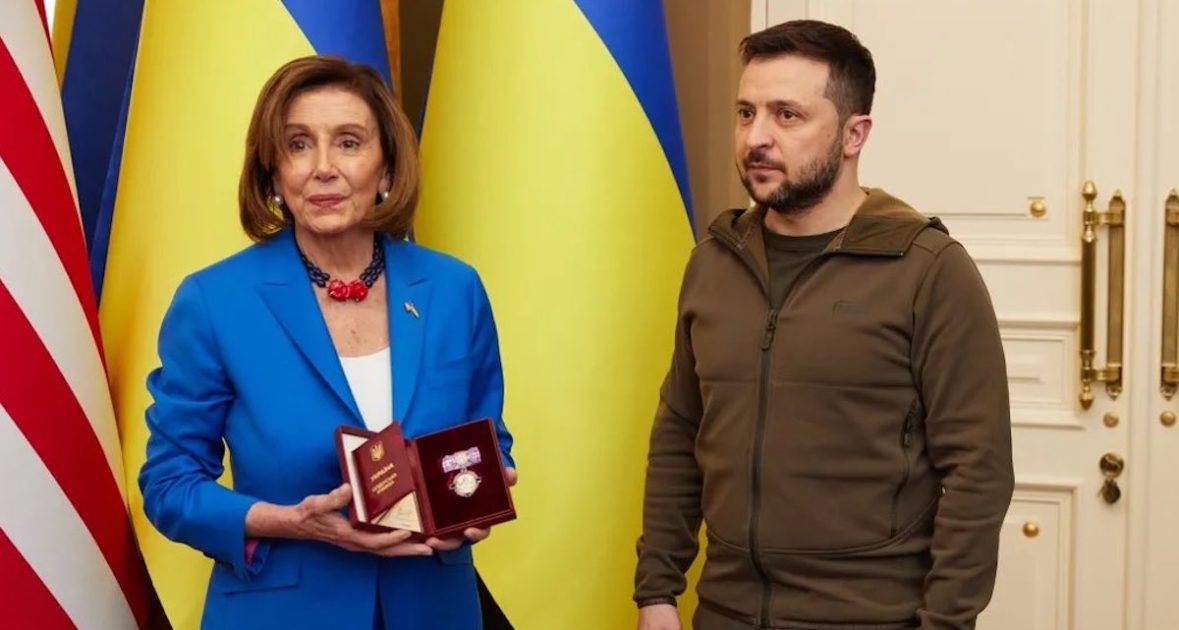 Ucraina, Zelensky decora Nancy Pelosi con l'alta onorificenza dell'Ordine della Principessa Olga III