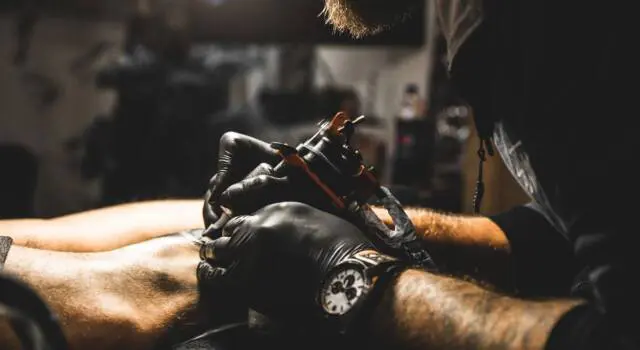 Roma, sei anni di carcere per il 41enne che aveva costretto la ex a tatuarsi il suo nome sul volto come marchio