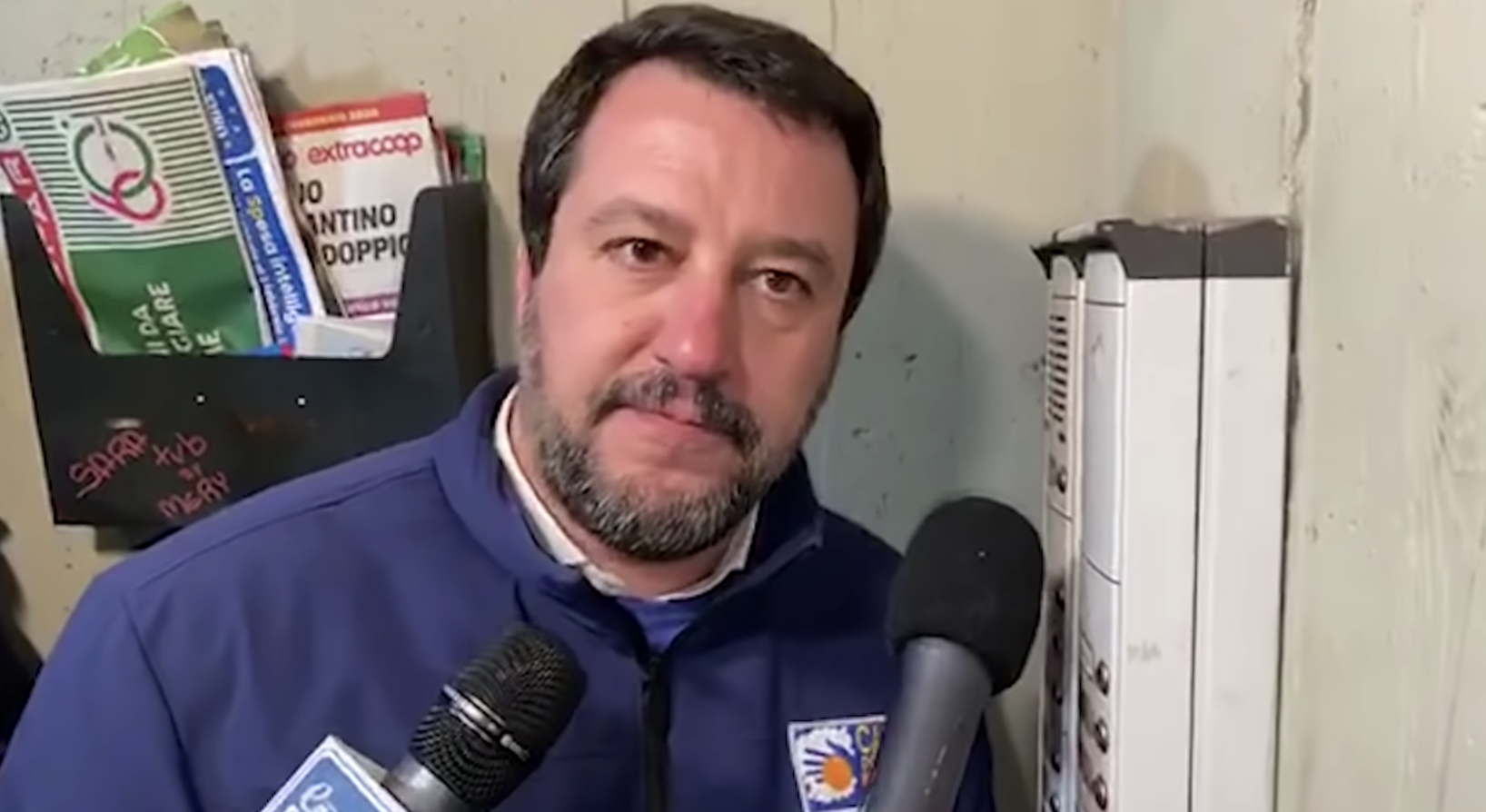 Salvini citofona a Putin al Cremlino: "Scusi, lei è quello che spaccia stragi e crimini di guerra?"