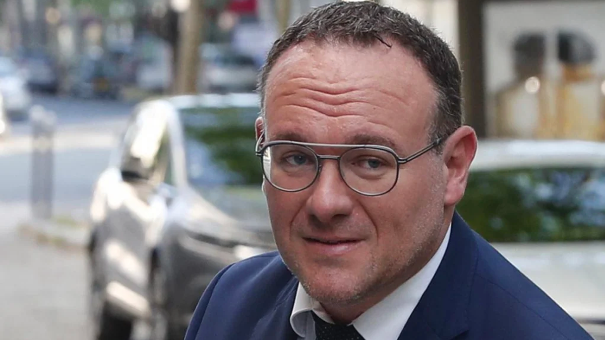 Francia, ministro Abad accusato di violenza sessuale, lui risponde: "Impossibile a causa del mio handicap"