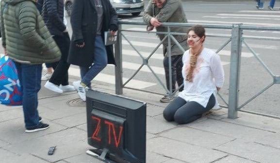 L'artista russa Anna Anisimova fermata dalla polizia a san Pietroburgo dopo una performance contro la guerra in Ucraina