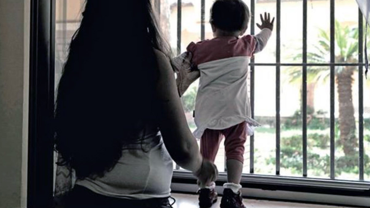 "Mai più bambini in carcere". Una legge impedirà ai minori di vivere con le madri dietro le sbarre