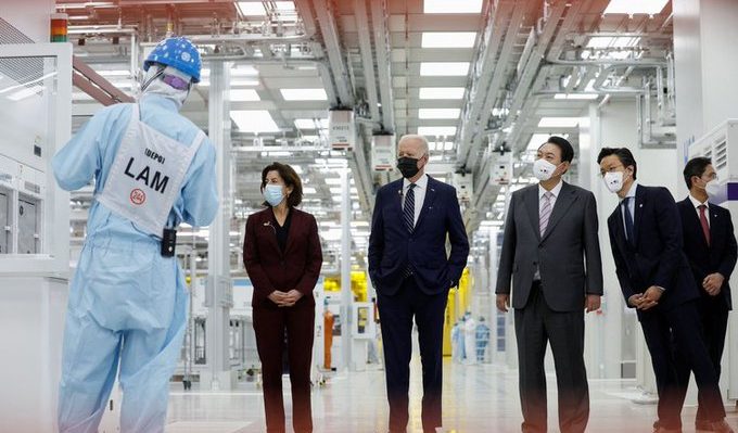 Usa, Biden e l'importanza dei chip: il presidente visita un impianto Samsung