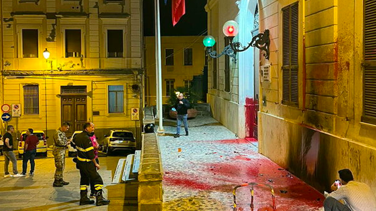 Cagliari, lanciano una molotov all'ingresso del Comando Militare dell'Esercito Sardegna