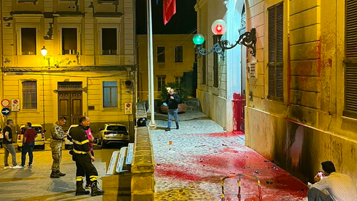 cagliari-molotov Cagliari, lanciano una molotov all'ingresso del Comando Militare dell'Esercito Sardegna