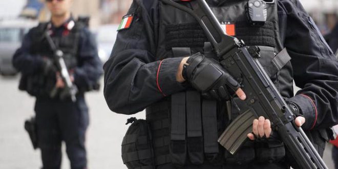 Napoli, interviene la squadra antiterrorismo per bloccare la violenza di un 45enne verso la moglie