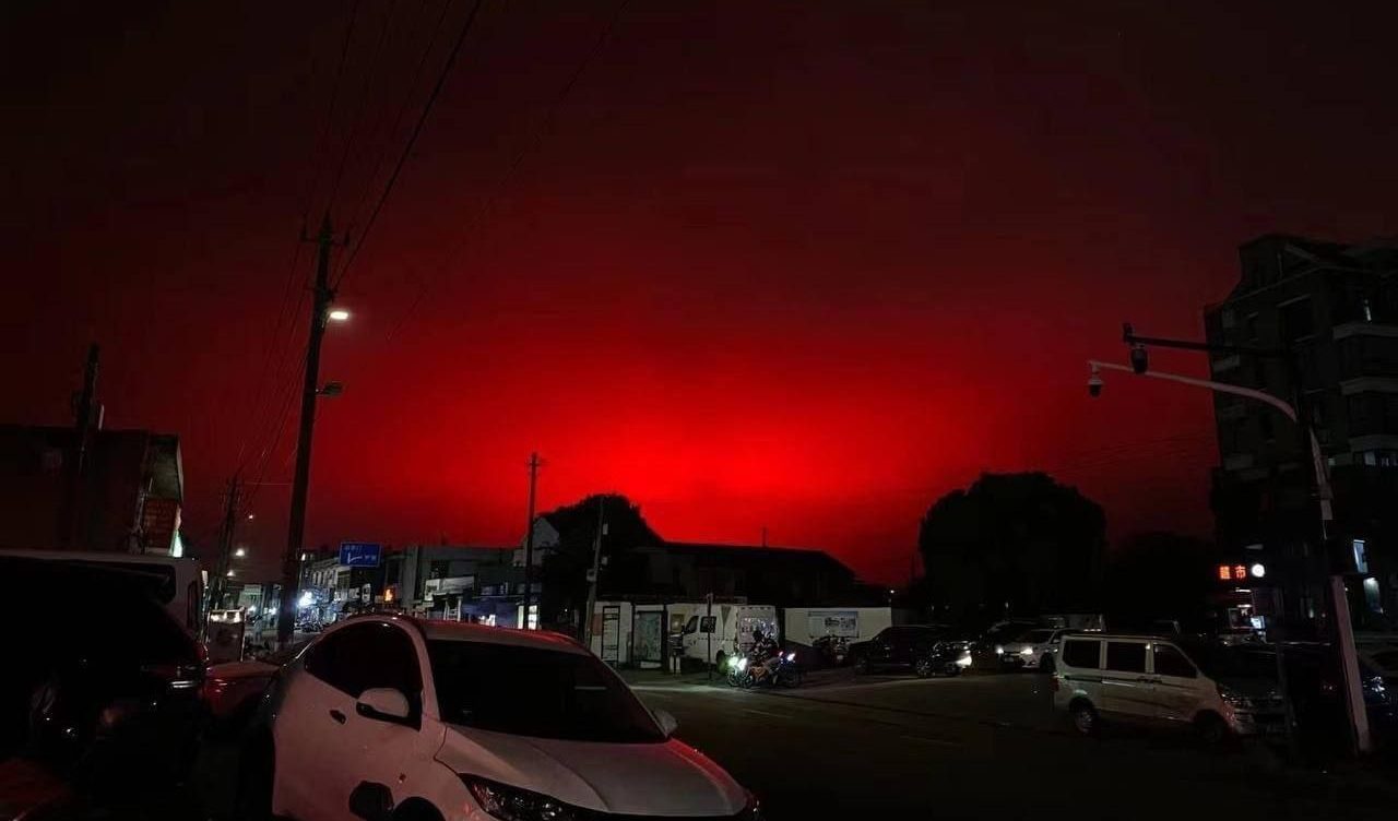 Cina, a Zhoushan il cielo completamente rosso al tramonto