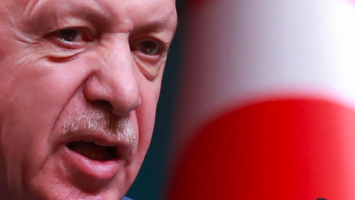 Nato, Erdogan accusa la Svezia: "La smettano di sostenere economicamente i terroristi"