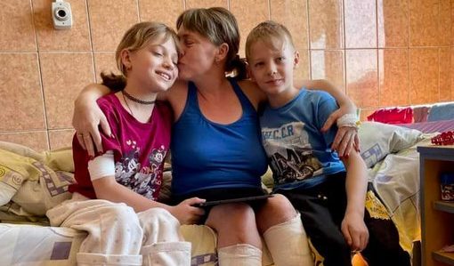 Ucraina, Yaroslav, 11 anni, si prende cura di madre e sorellina, senza gambe a causa delle bombe