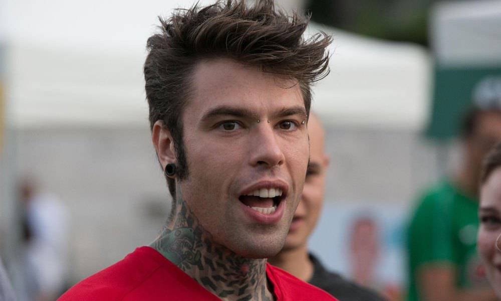 Fedez irritato ci scherza su: "Volevo andare al Concertone ma sicuramente il mio invito s'è perso"