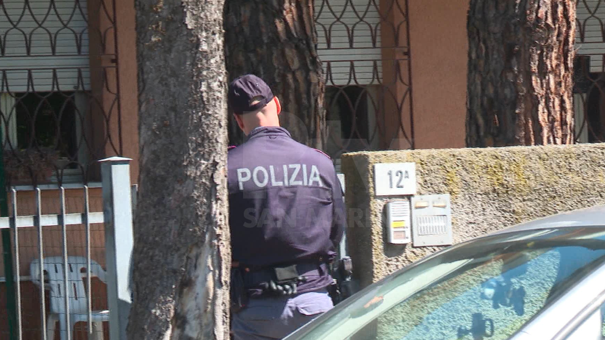 Rimini, 46enne uccisa a coltellate dal compagno: ferita la figlia che aveva tentato di dividerli