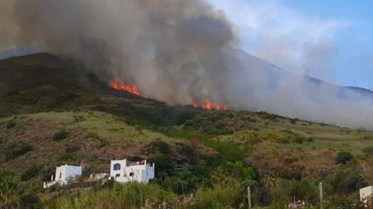 Incendio Stromboli, fiamme domate nella notte: la procura apre un'inchiesta