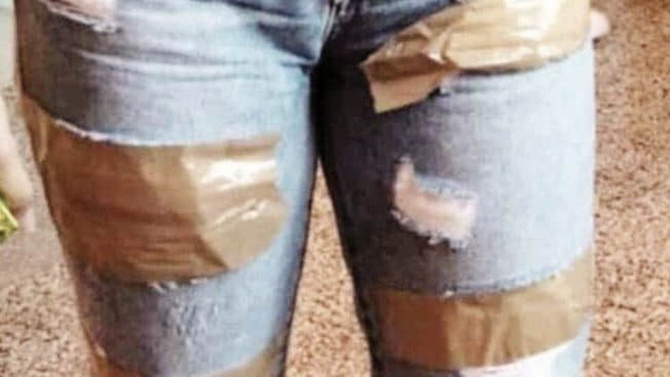 Cosenza, bufera al liceo: la vicepreside impone a un'alunna lo scotch sugli strappi dei jeans