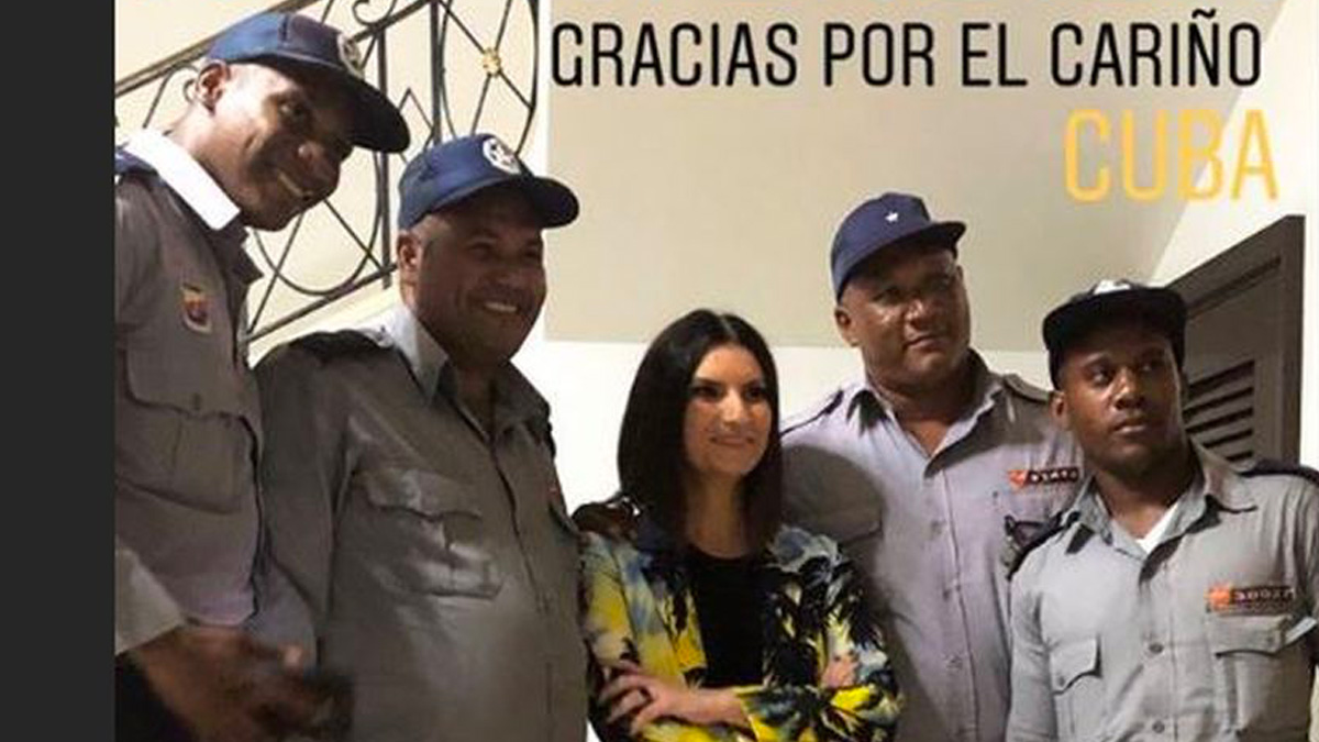 "Laura Pausini comunista e castrista". L'accusa degli esuli cubani contro la cantante italiana