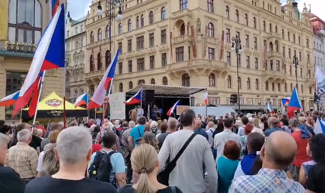 A Praga l'estrema destra (alleata di Salvini in Europa) in piazza a favore di Putin e contro la Nato
