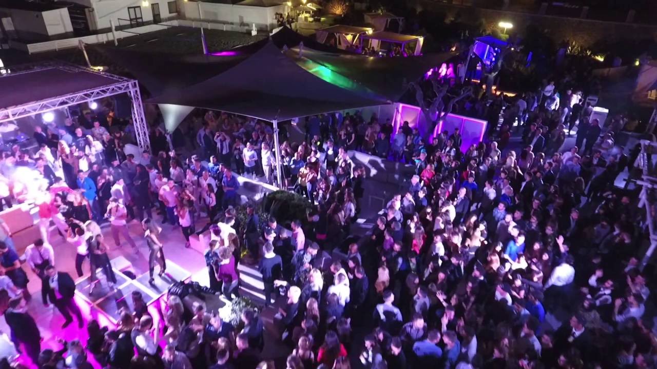 "Siete troppo vestite, qui non entrate": un buttafuori nega l'accesso in discoteca a tre ragazze