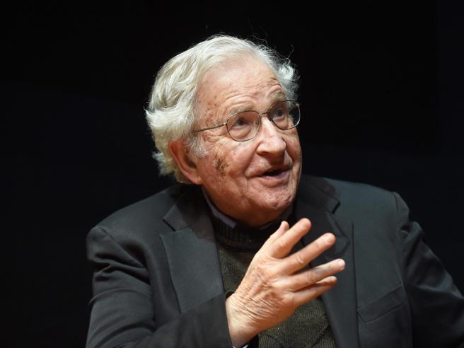 Chi è Noam Chomsky, il filosofo ospite stasera a Controcorrente su Rete 4