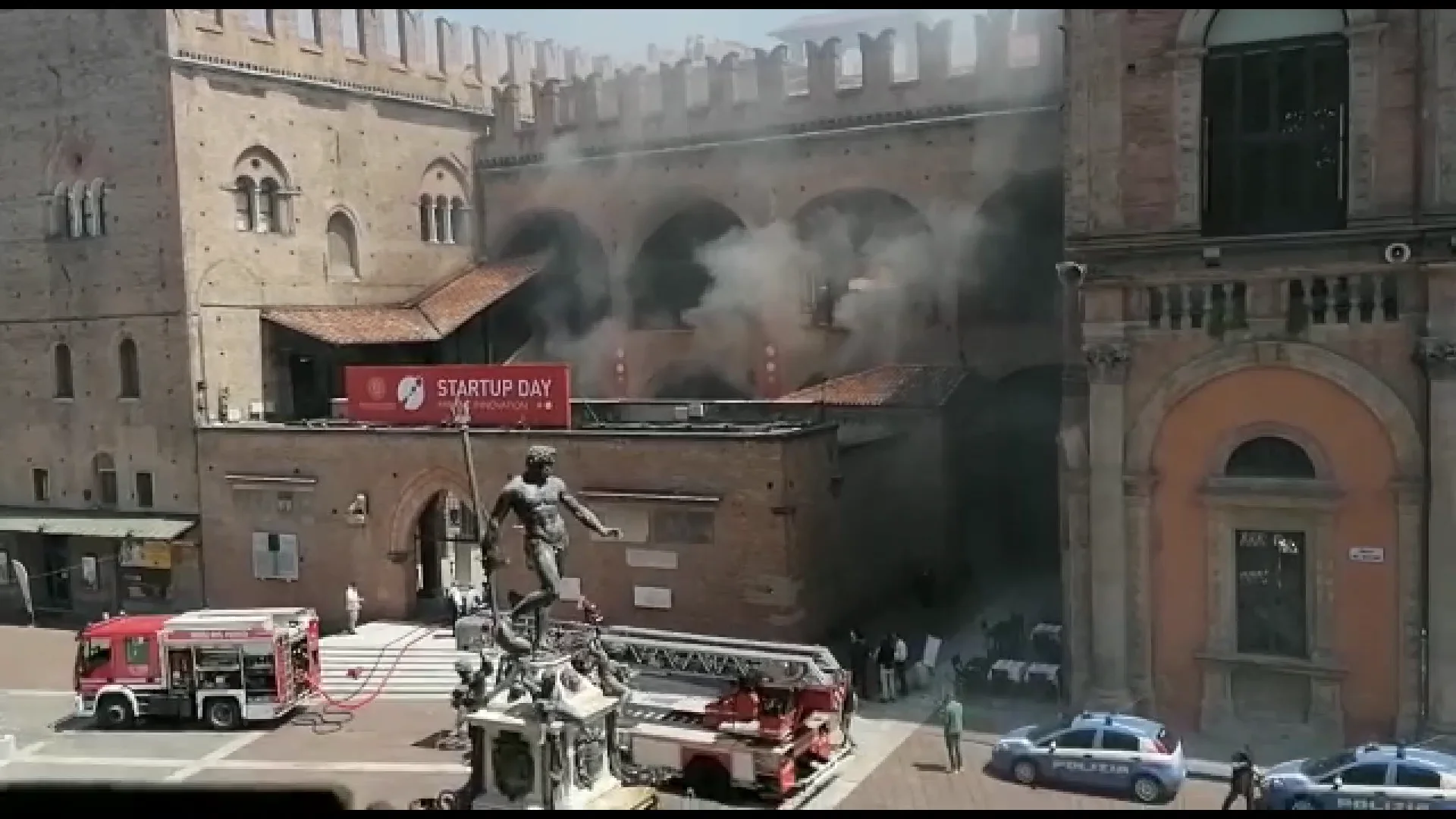 Bologna, incendio a palazzo Re Enzo: devastata la libreria