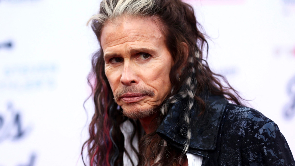 Steven Tyler in clinica di riabilitazione, gli Aerosmith annullano il tour: "E' ricaduto nella dipendenza da droga"