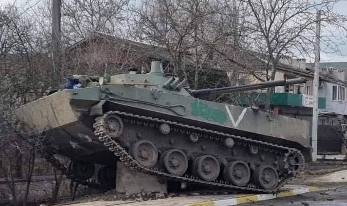 Ucraina, la Russia spiega la Z e la V sui veicoli militari: "Non sono simboli ufficiali"